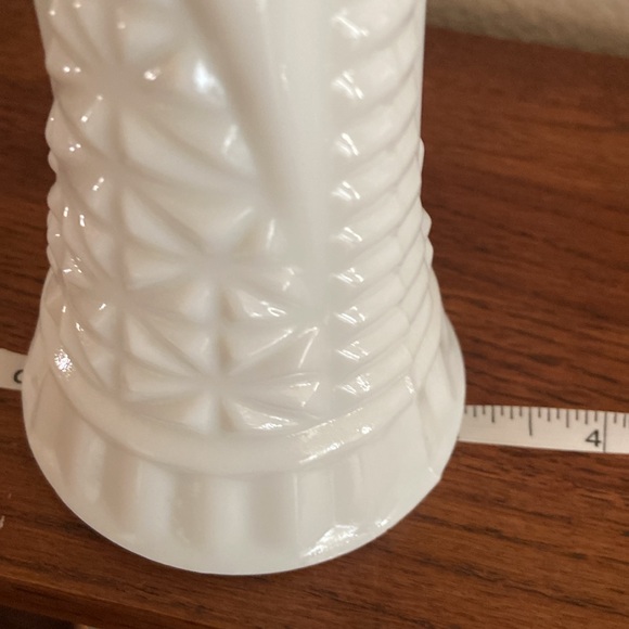 Vintage Milk Glass Starburst Pattern Bud Vase’ #17 - Picture 4 of 4